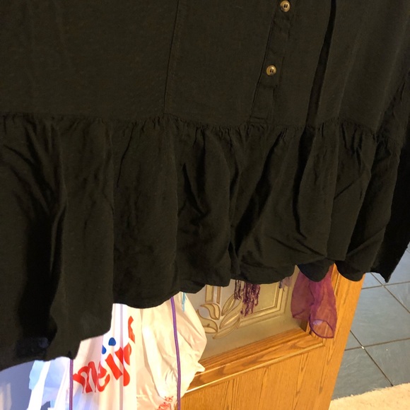 Cute black shirt. Light weight and comfy - Picture 4 of 4